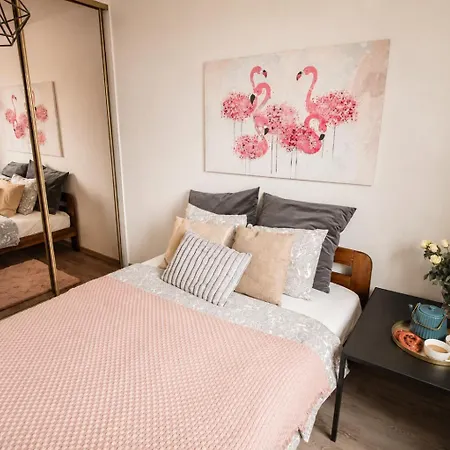 Piotrapartments - Daleka - Walk To Station Apartment *